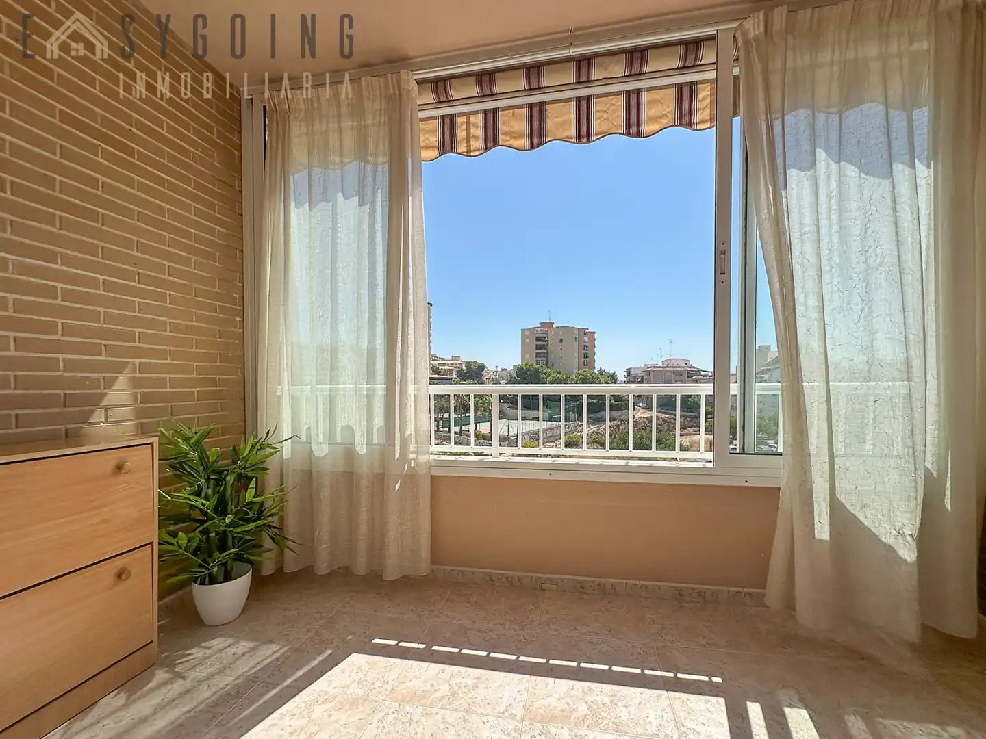 Piso con terraza en venta en Carrer Caritat 40, imagen 2