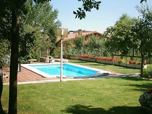 Piscina de Casa o xalet en venda en Montorio amb Jardí privat, Parquet i Terrassa
