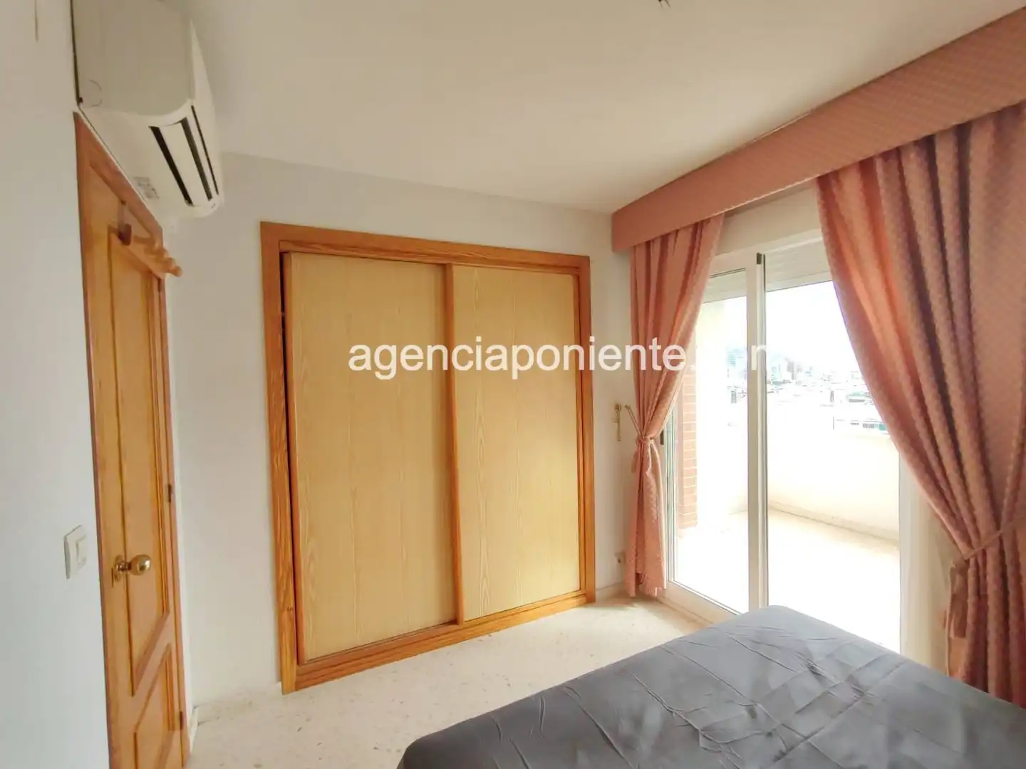 Habitación de Apartamento de alquiler en Benidorm con Aire acondicionado, Terraza y Amueblado