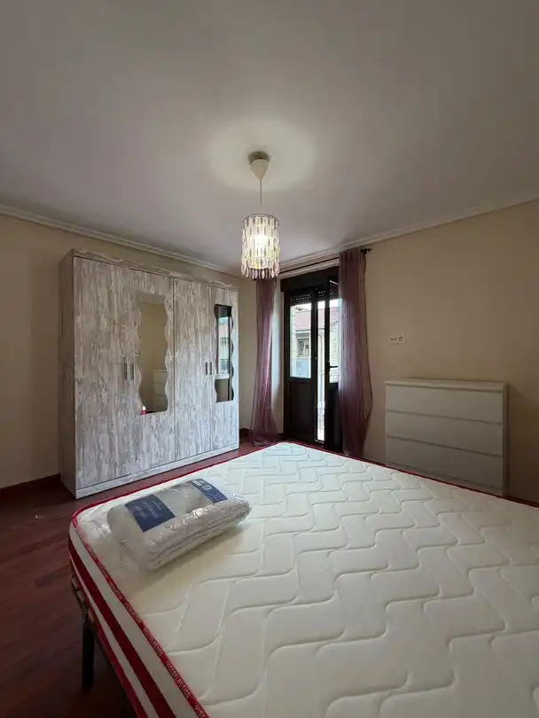 Schlafzimmer von Wohnung zur Miete in Laviana mit Heizung und Balkon