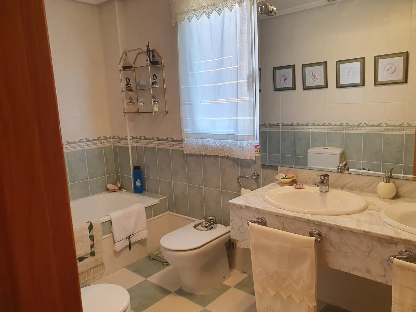 Bany de Casa o xalet en venda en León Capital  amb Calefacció, Jardí privat i Forn
