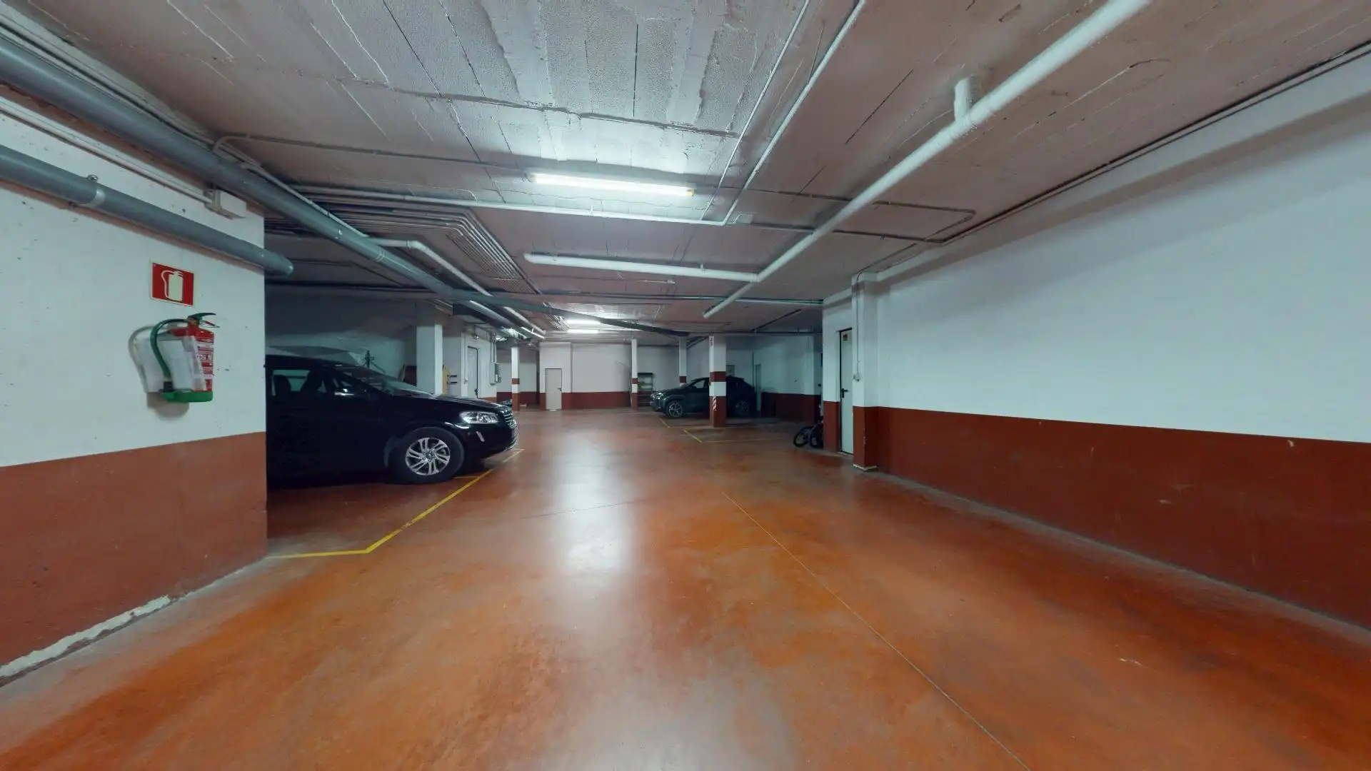 Parkplatz von Einfamilien-Reihenhaus zum Verkauf in Elche / Elx mit Privatgarten, Terrasse und Gemeinschaftspool
