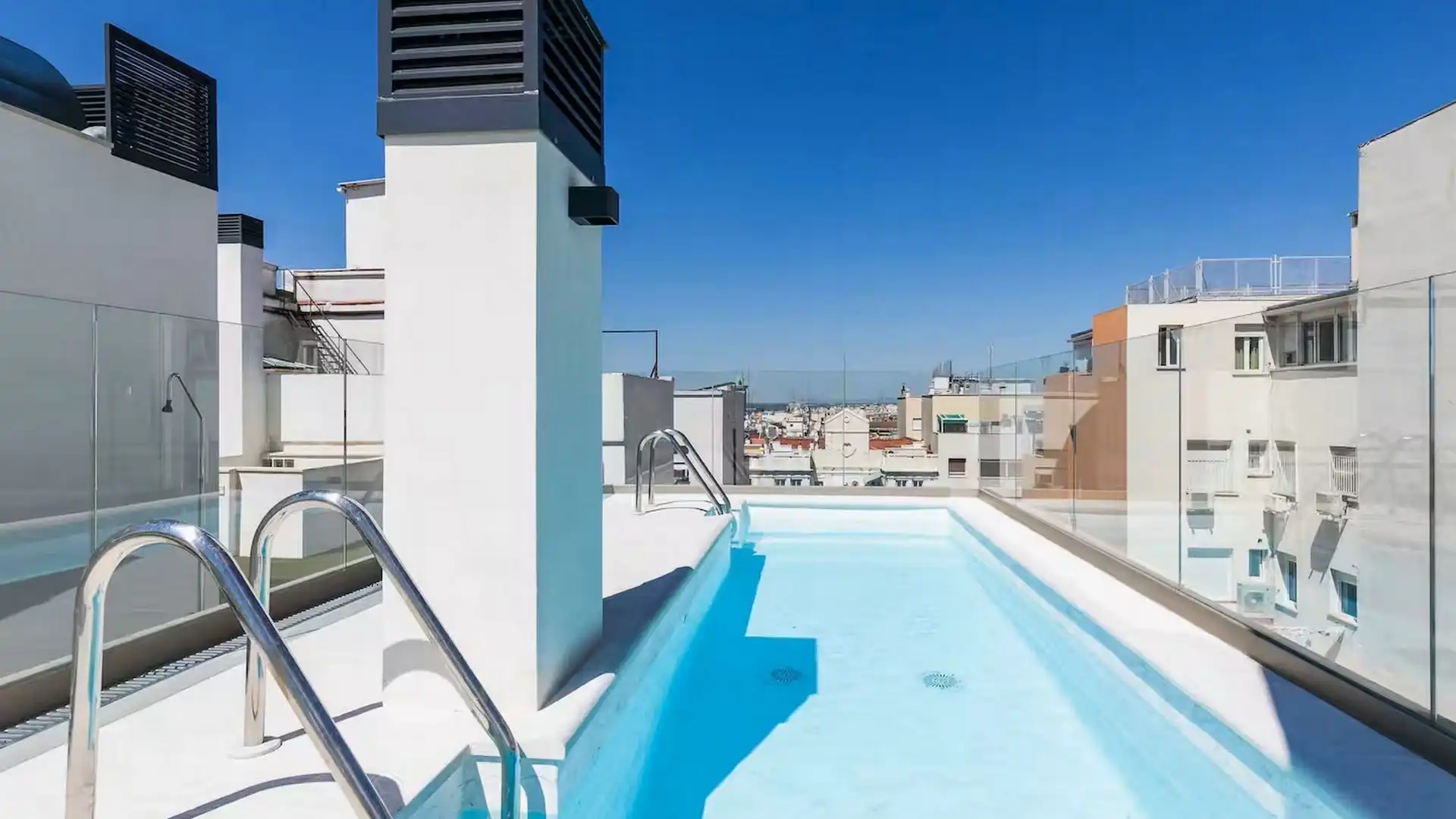 Piscina de Apartamento de alquiler en  Madrid Capital con Aire acondicionado, Calefacción y Jardín privado