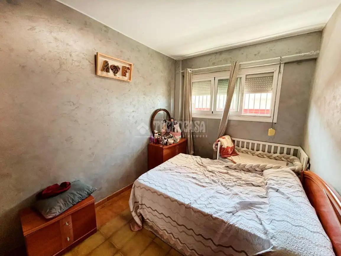 Bedroom of Flat for sale in Zaragoza  with Furnished and Balcony
