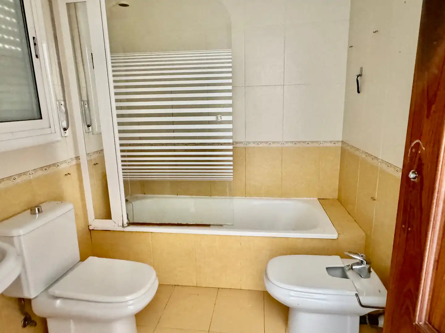 Badezimmer von Einfamilien-Reihenhaus zum Verkauf in Calafell mit Heizung, Privatgarten und Terrasse