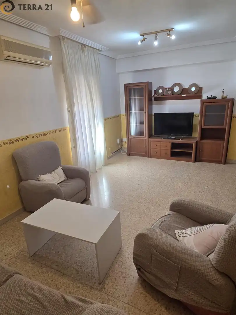 Flat with terrace to rent in Belén - San Roque