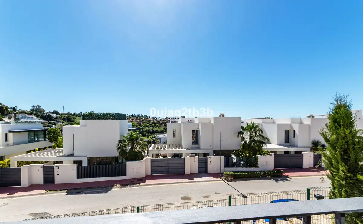 Außenansicht von Einfamilien-Reihenhaus zur Miete in Estepona mit Klimaanlage, Privatgarten und Terrasse