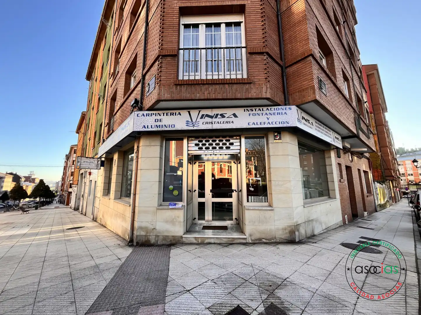 Vista exterior de Local en venta en Oviedo 