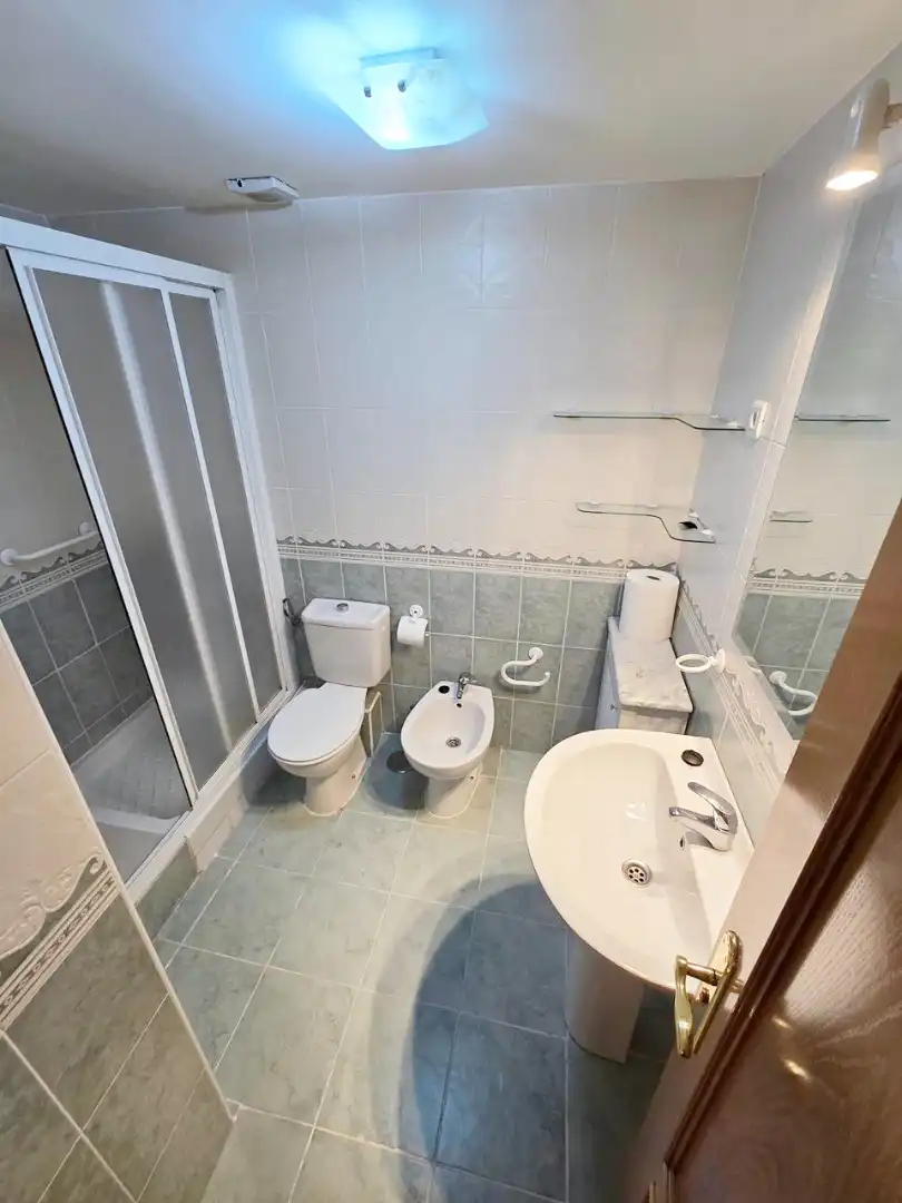 Badezimmer von Wohnung zur Miete in Leganés mit Klimaanlage, Heizung und Parkett