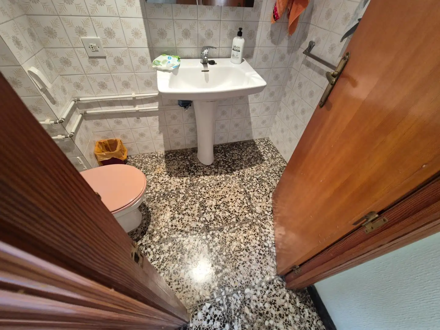 Bany de Casa o xalet en venda en Elda amb Jardí privat, Terrassa i Traster