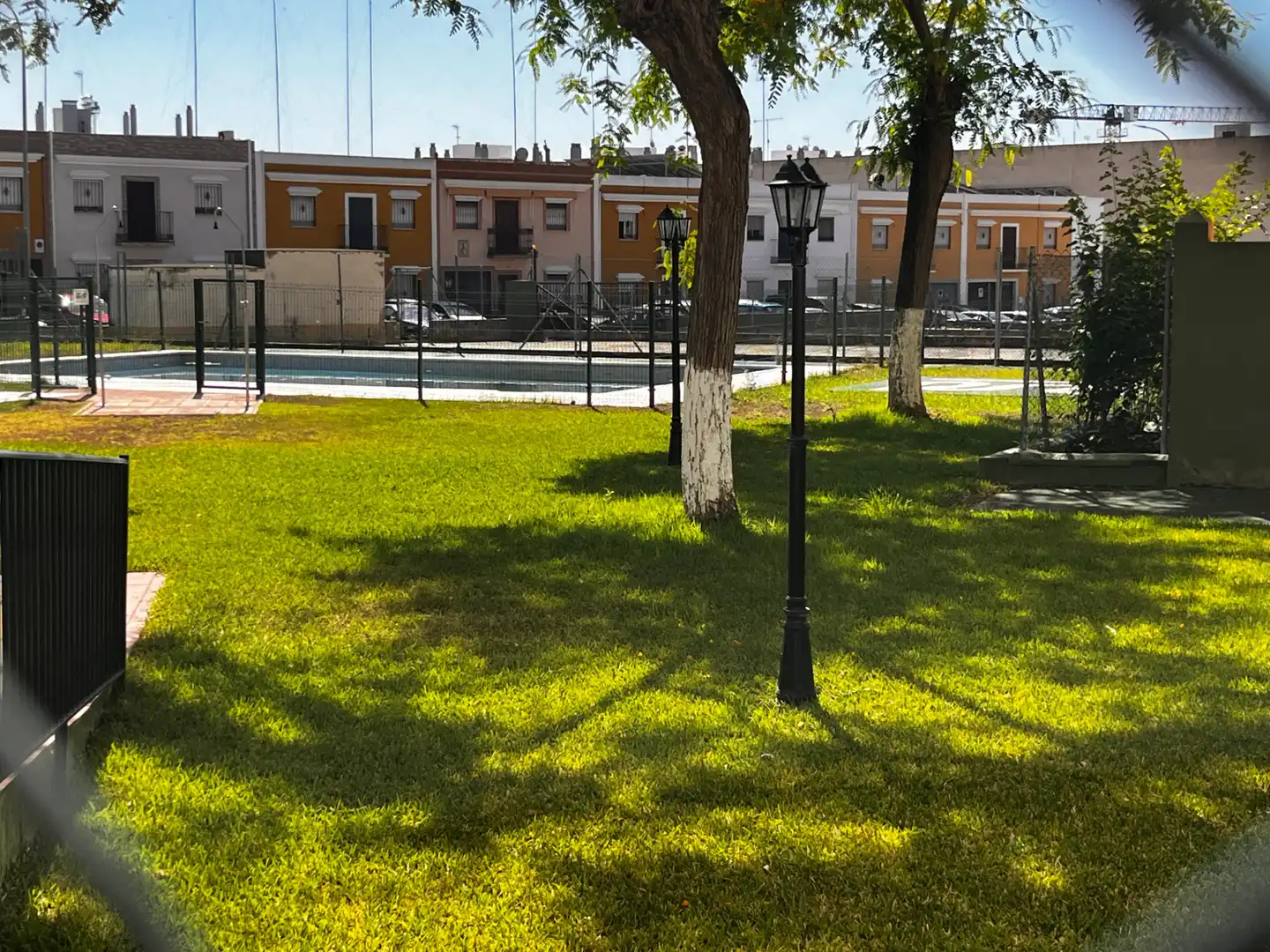 Vista exterior de Pis de lloguer en Dos Hermanas amb Aire condicionat, Piscina i Moblat