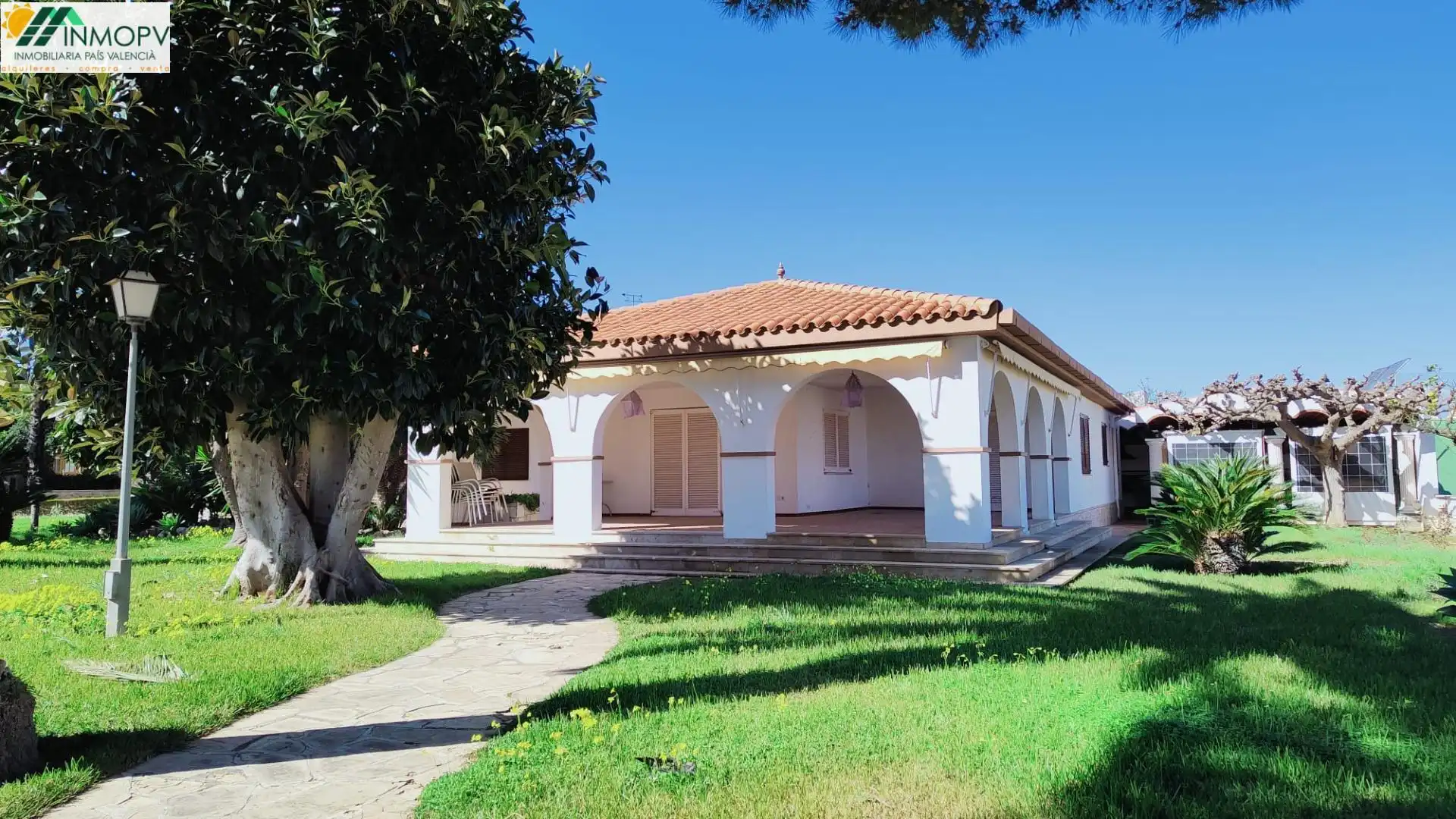 Vista exterior de Casa o xalet en venda en Vinaròs amb Jardí privat, Terrassa i Traster