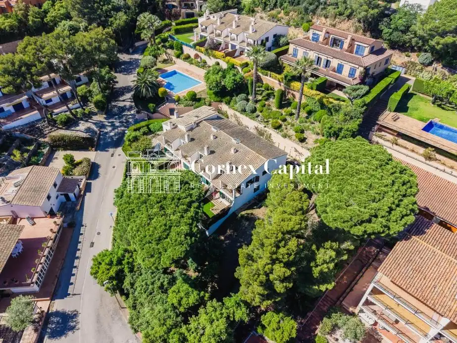 Vista exterior de Casa adosada en venda en Palafrugell amb Aire condicionat, Calefacció i Jardí privat
