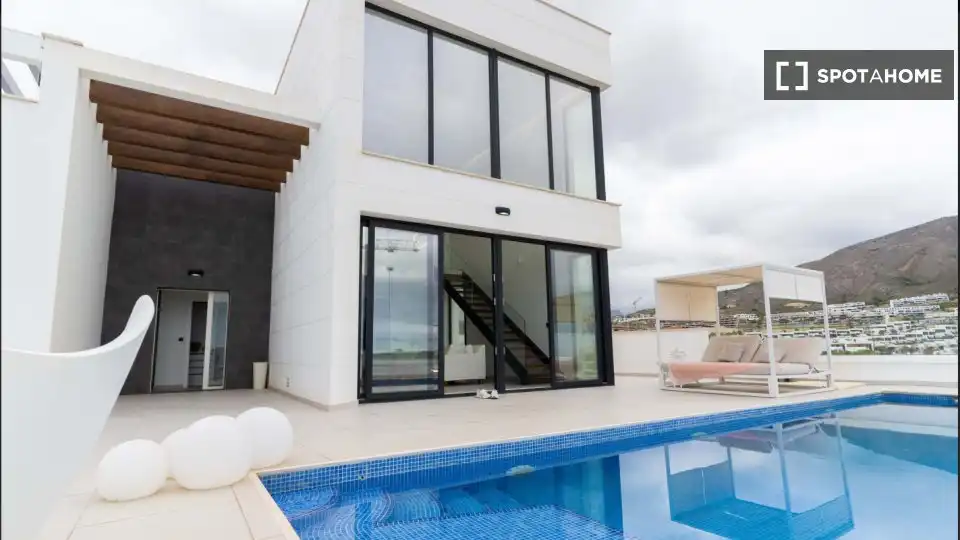 Vista exterior de Apartamento para compartir en Finestrat con Aire acondicionado, Terraza y Amueblado
