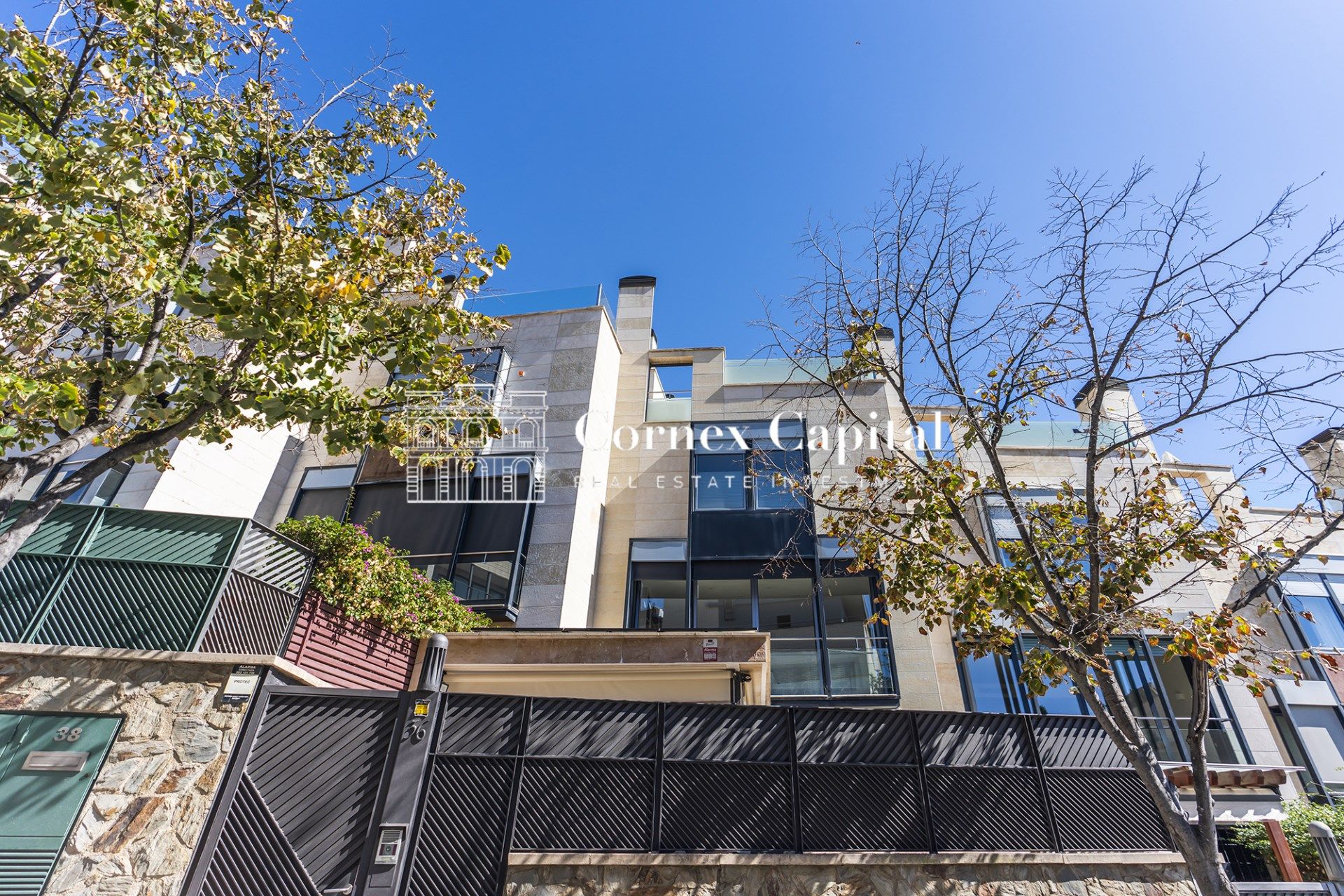 Exterior view of Single-family semi-detached for sale in  Barcelona Capital  with Air Conditioner, Heating and Terrace