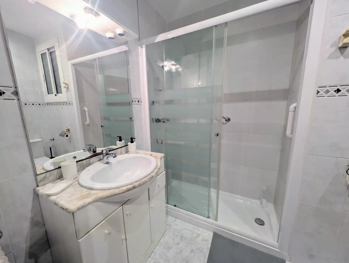 Bathroom of Flat for sale in Barcelona  with Air Conditioner, Heating and Oven