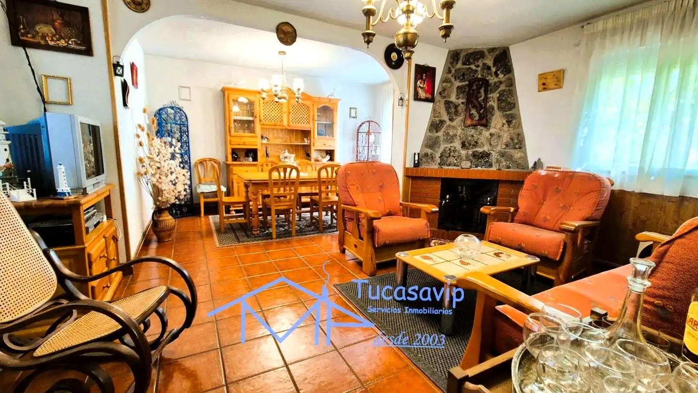Sala d'estar de Casa adosada en venda en Pelayos de la Presa amb Calefacció, Jardí privat i Terrassa