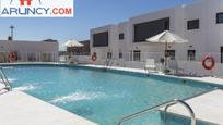 Piscina de Casa adosada en venda en Dos Hermanas amb Aire condicionat, Calefacció i Jardí privat