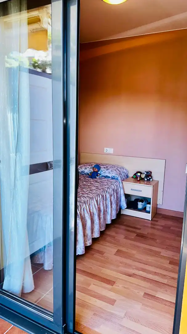 Schlafzimmer von Dachboden zum Verkauf in L'Estartit mit Klimaanlage, Heizung und Parkett