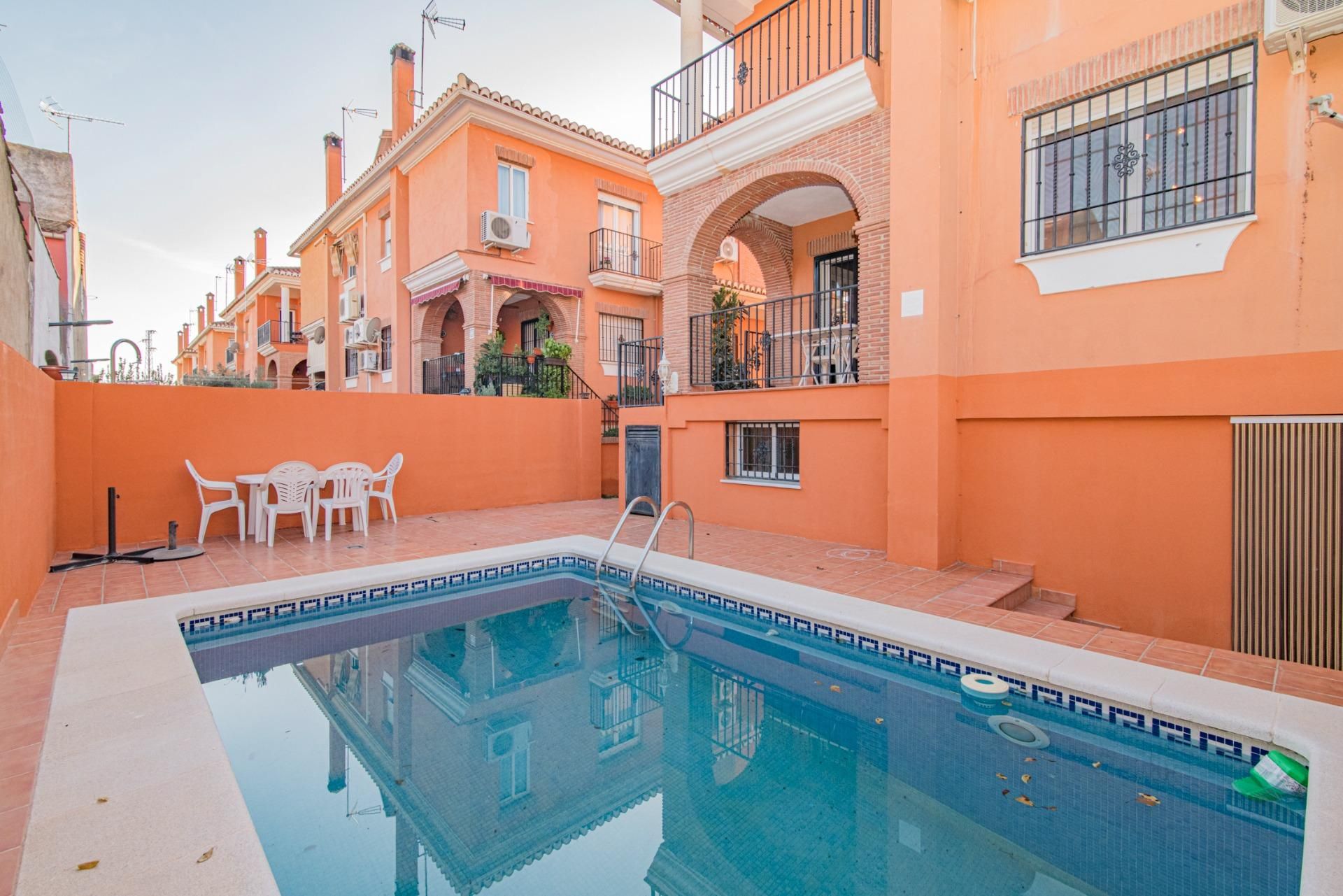 Piscina de Casa adosada en venda en Vegas del Genil amb Aire condicionat, Calefacció i Jardí privat