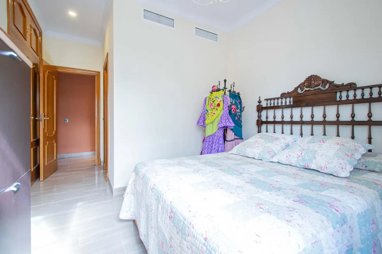 Dormitori de Casa o xalet en venda en Tomares amb Jardí privat, Terrassa i Piscina