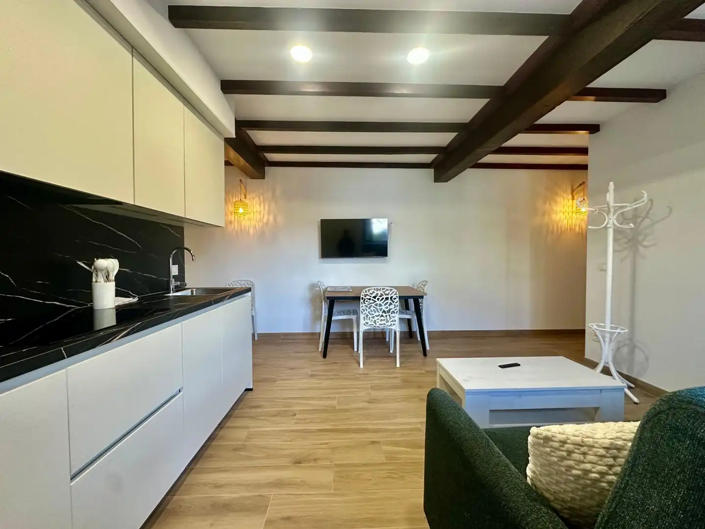 Wohnzimmer von Erdgeschoss zur Miete in Miengo mit Privatgarten, Terrasse und Möbliert
