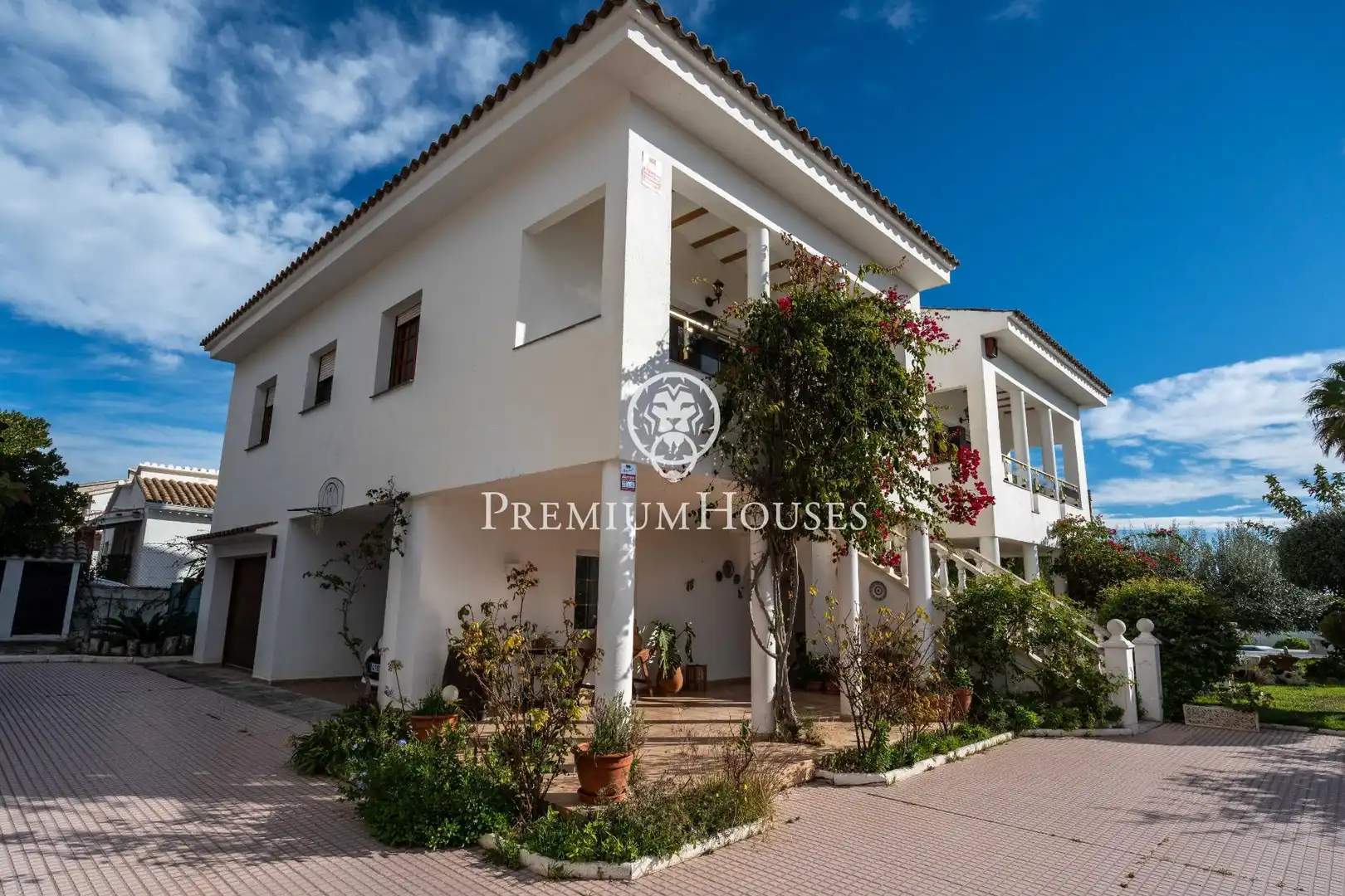 Vista exterior de Casa o xalet en venda en Vilanova i la Geltrú amb Calefacció, Jardí privat i Terrassa
