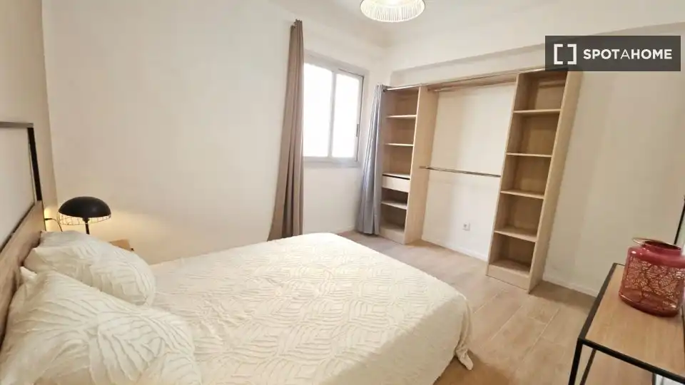 Schlafzimmer von Wohnung zur Miete in Valencia mit Klimaanlage, Heizung und Möbliert