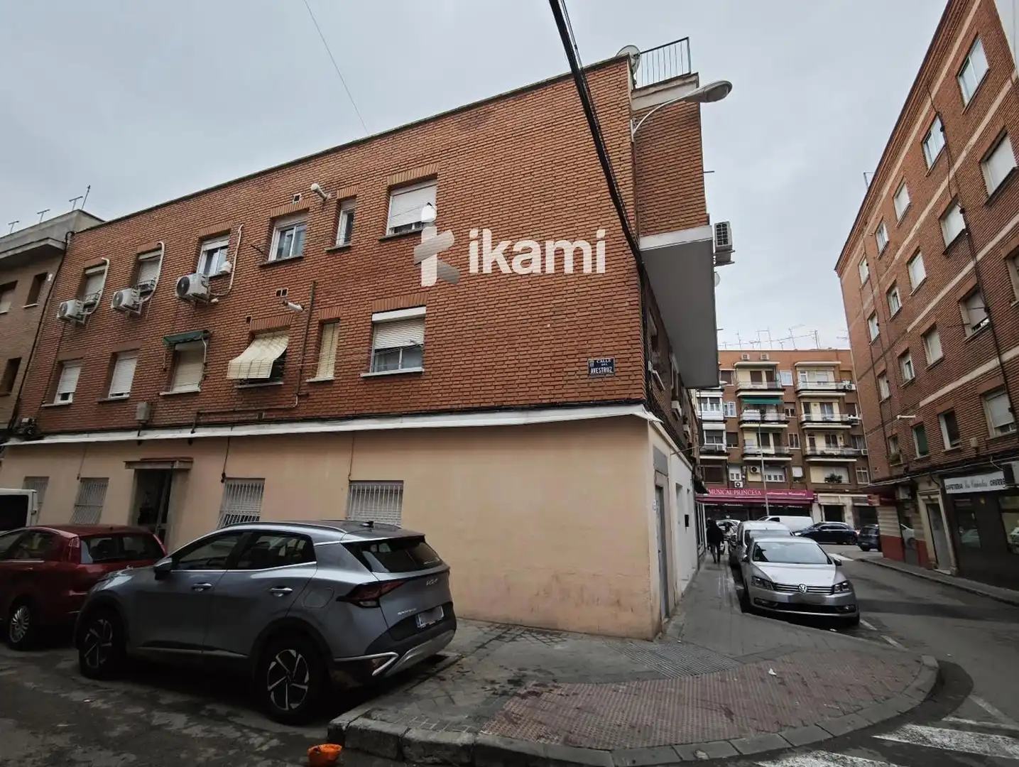 Vista exterior de Piso en venta en Madrid con Calefacción y Alarma