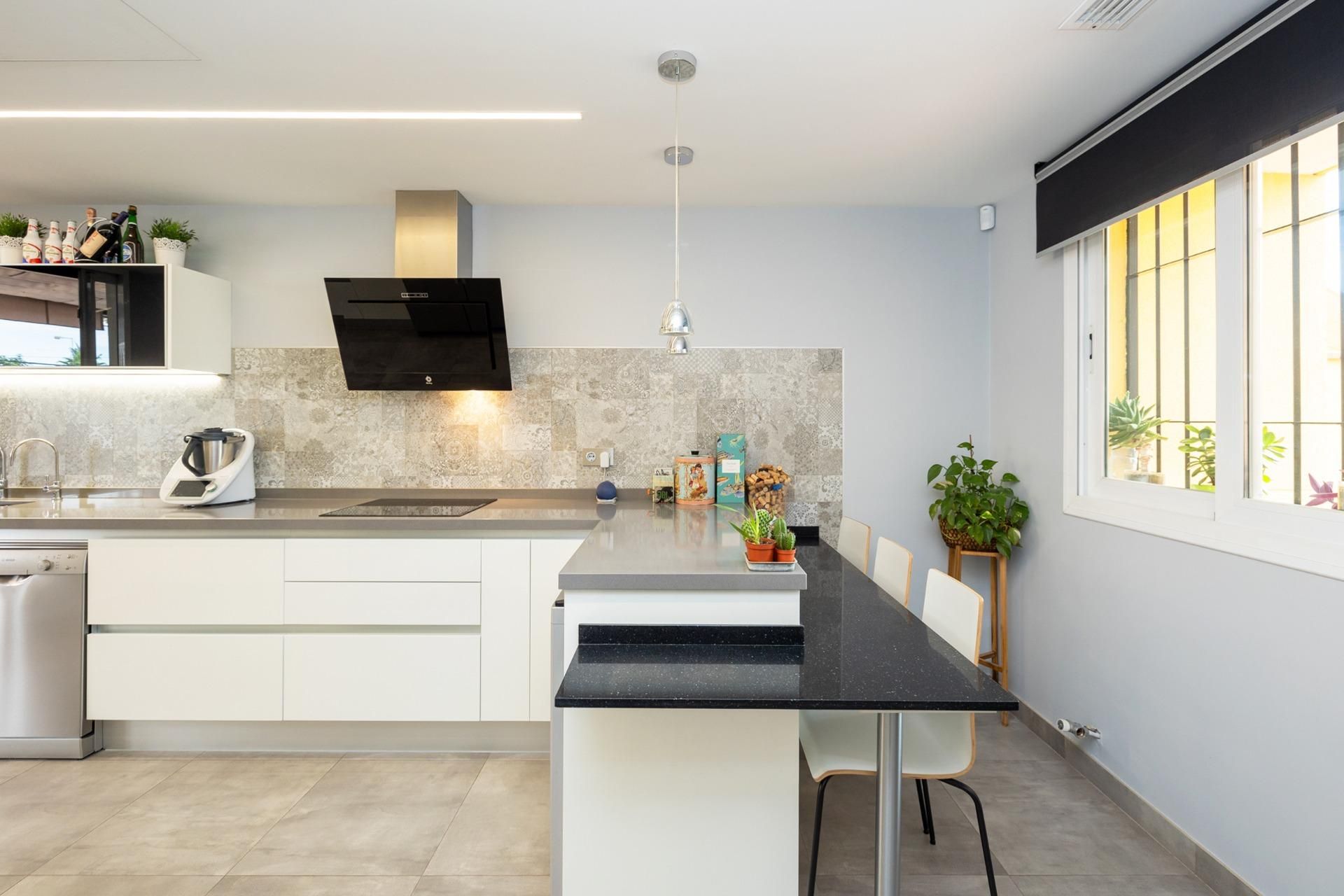 Cuina de Casa adosada en venda en  Granada Capital amb Aire condicionat, Calefacció i Terrassa