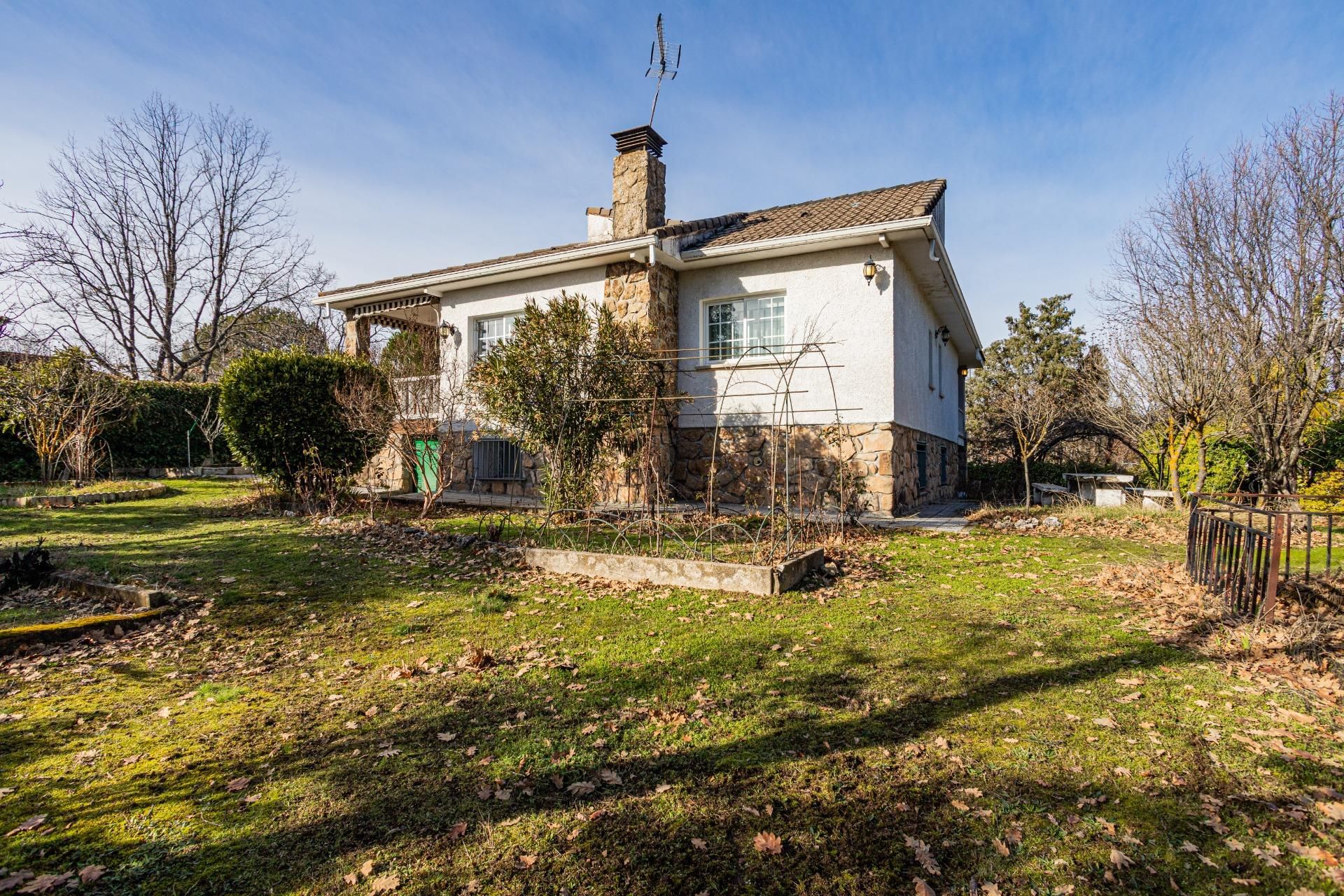 Vista exterior de Casa o xalet en venda en Miraflores de la Sierra amb Jardí privat, Terrassa i Moblat