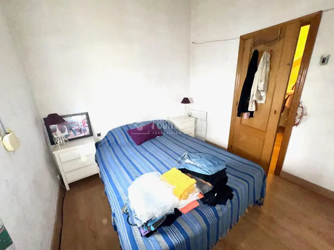 Schlafzimmer von Einfamilien-Reihenhaus zum Verkauf in Paterna mit Klimaanlage, Privatgarten und Abstellraum