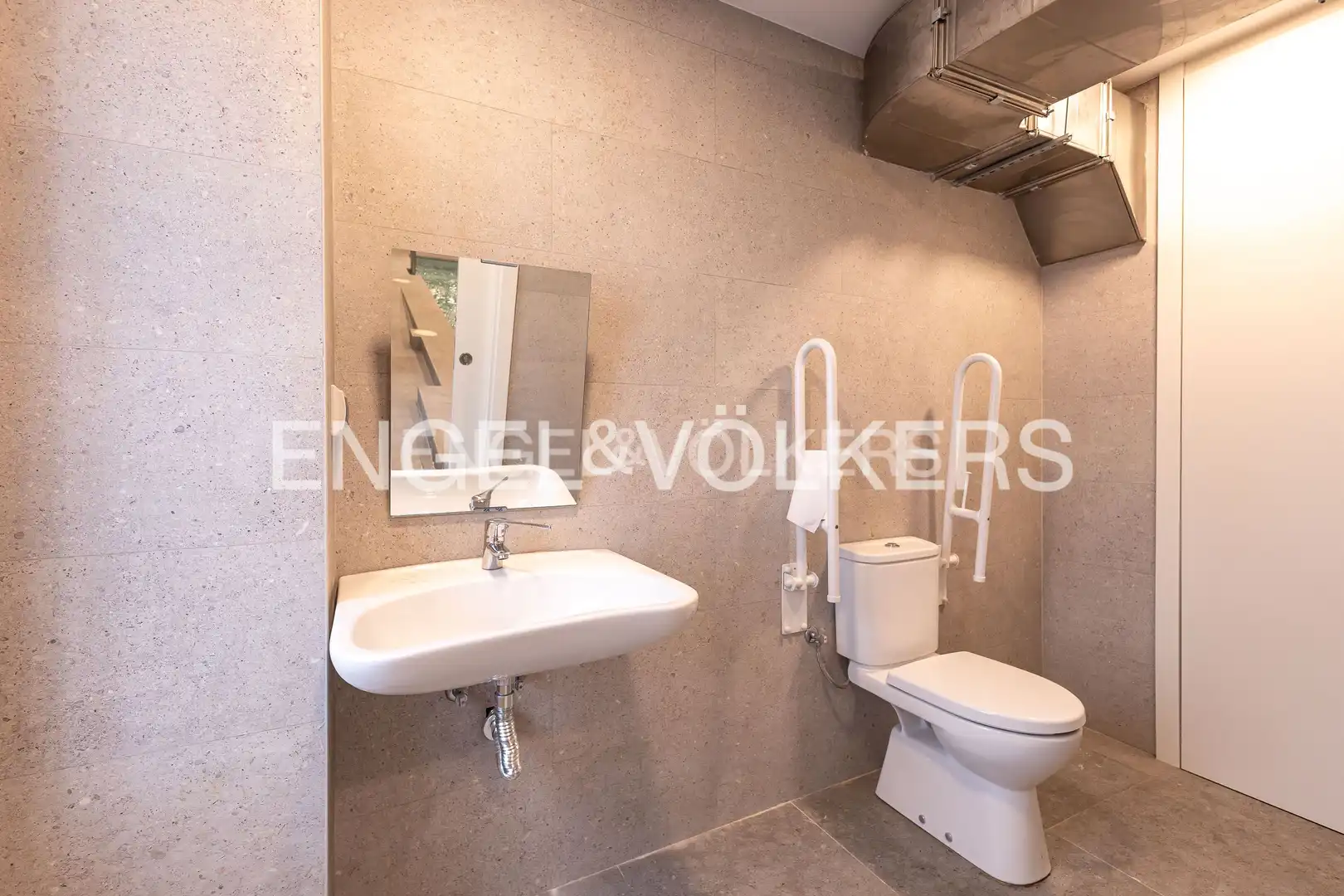 Bathroom of Flat for sale in Madrid  with Air Conditioner, Heating and Storage room