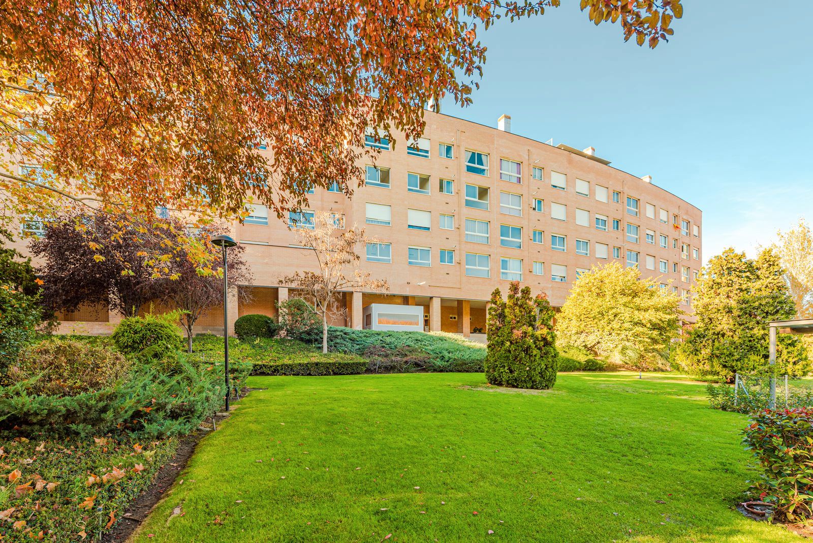 Exterior view of Study to rent in  Madrid Capital  with Air Conditioner and Storage room