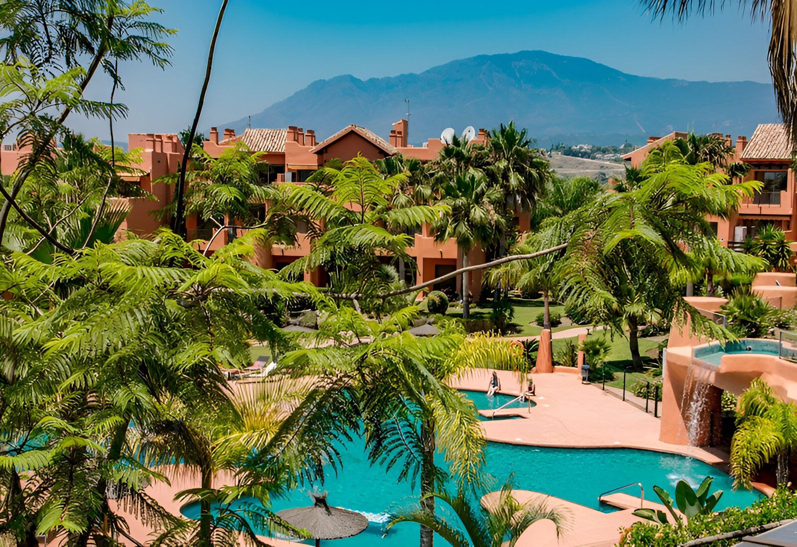 Vista exterior de Apartament en venda en Estepona amb Aire condicionat, Terrassa i Piscina