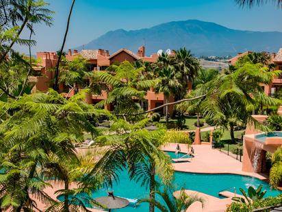 Vista exterior de Apartament en venda en Estepona amb Aire condicionat, Terrassa i Piscina