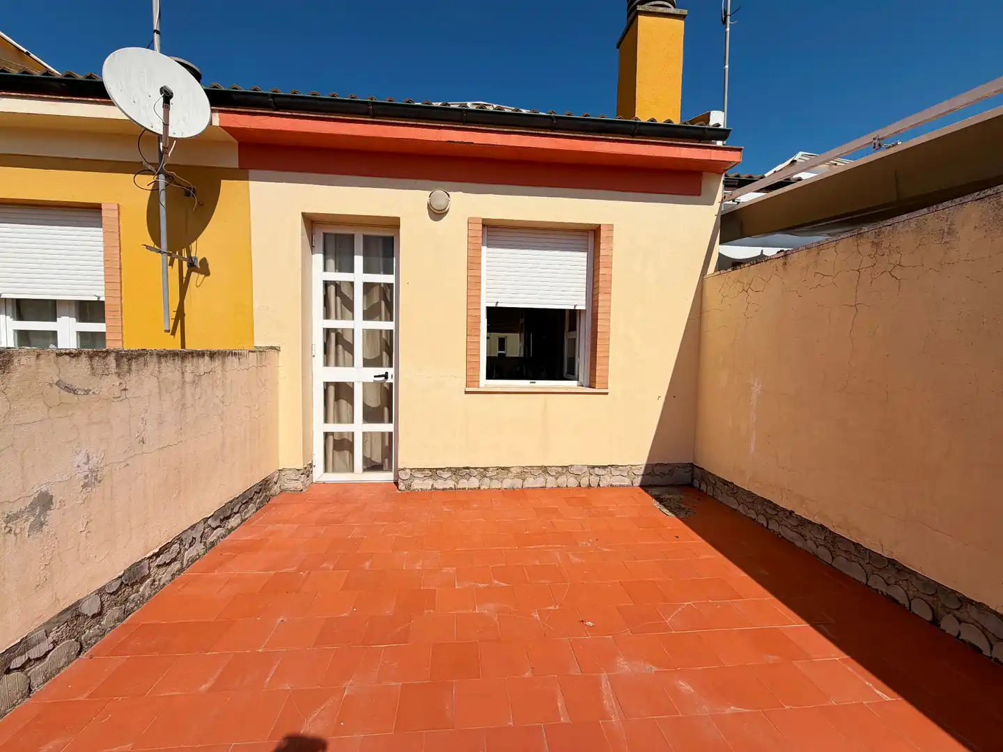 Vista exterior de Casa adosada en venda en Campillos amb Terrassa i Traster