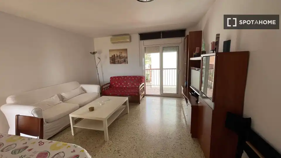 Sala d'estar de Pis per a compartir en Canet de Mar amb Aire condicionat, Calefacció i Moblat