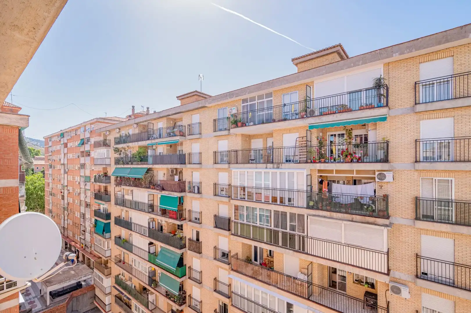 Vista exterior de Piso en venta en Granada con Aire acondicionado y Balcón