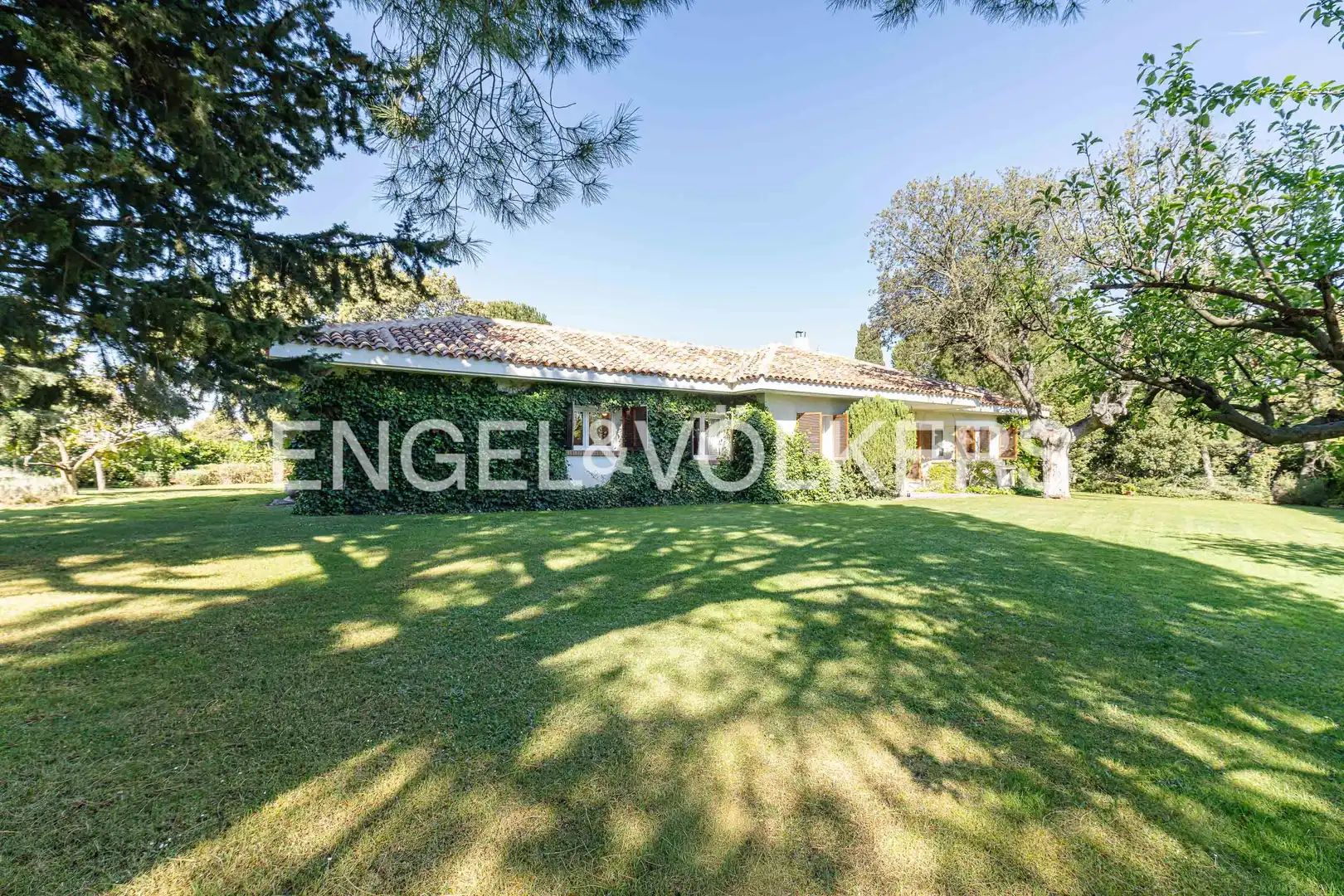 Vista exterior de Casa o xalet en venda en Boadilla del Monte amb Calefacció, Jardí privat i Traster
