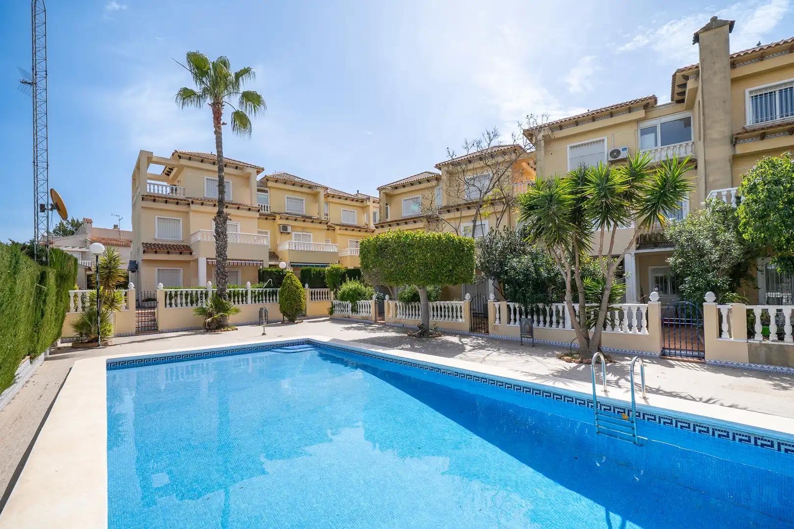 Vista exterior de Casa adosada en venta en Guardamar del Segura con Aire acondicionado, Jardín privado y Terraza