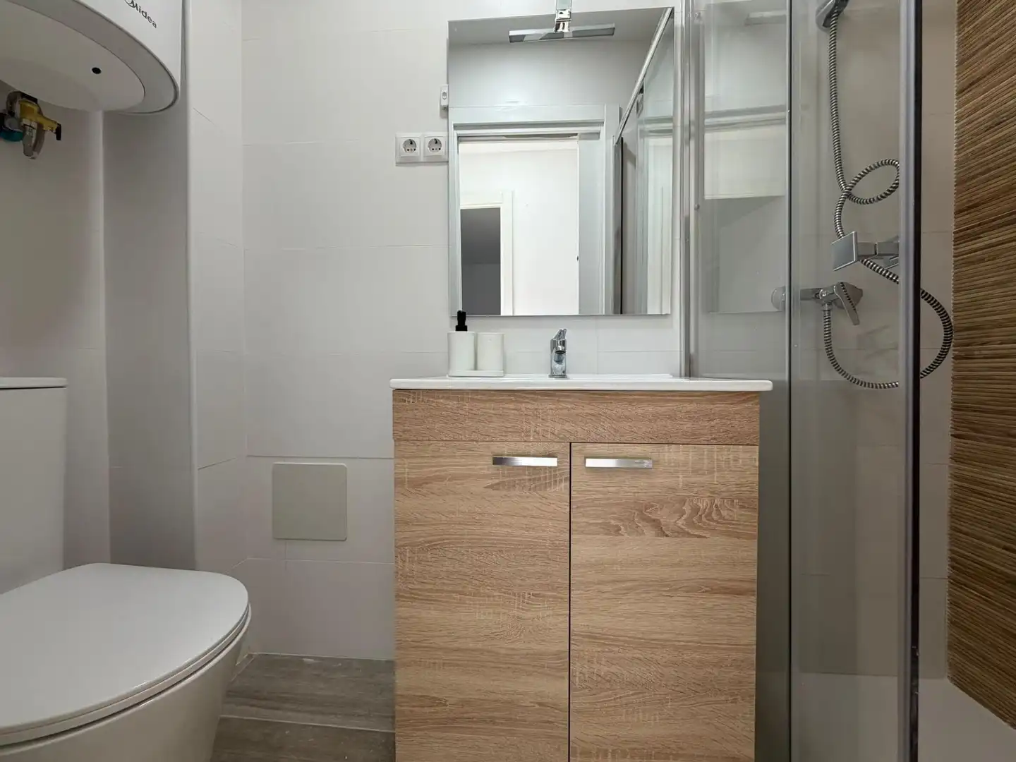 Baño de Estudio de alquiler en Fuenlabrada con Aire acondicionado, Calefacción y Terraza