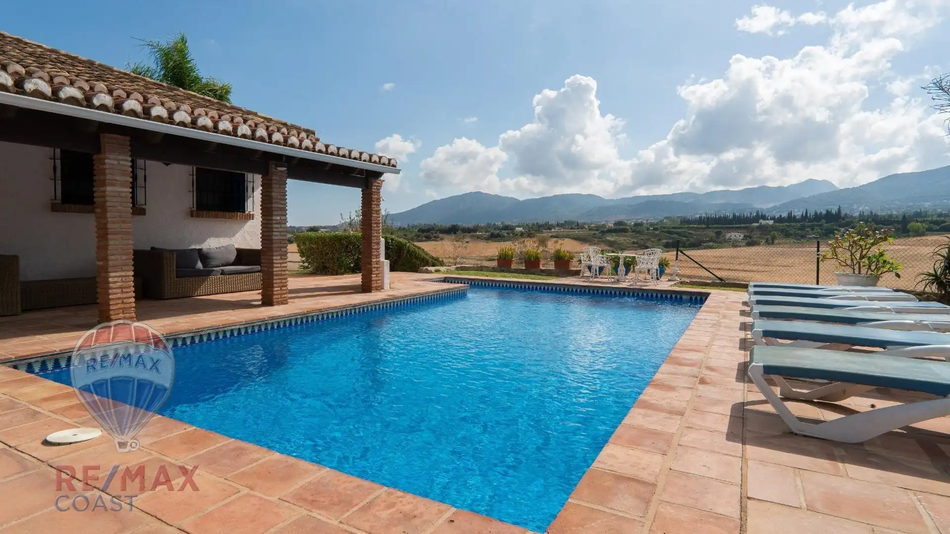 Piscina de Casa o xalet en venda en Alhaurín de la Torre amb Aire condicionat, Jardí privat i Terrassa
