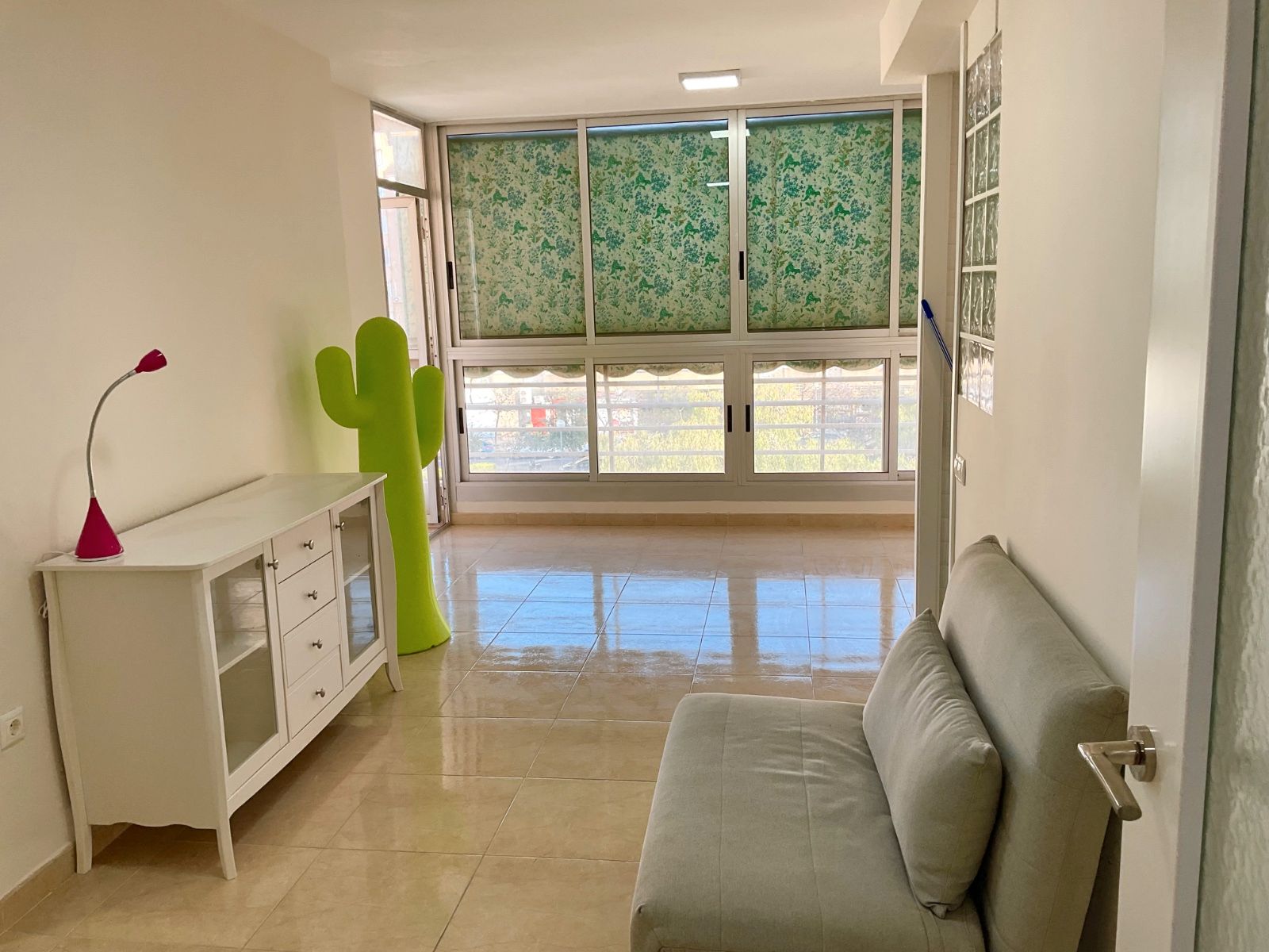 Living room of Apartment for sale in Alicante / Alacant  with Terrace, Furnished and Community pool