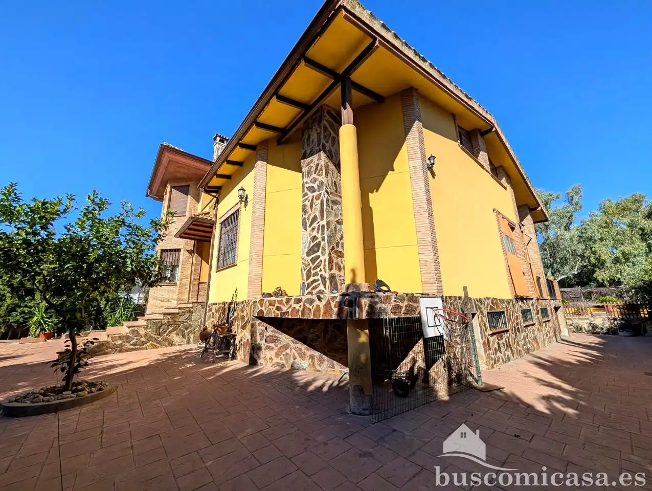 Vista exterior de Casa o xalet en venda en Linares amb Aire condicionat, Jardí privat i Terrassa
