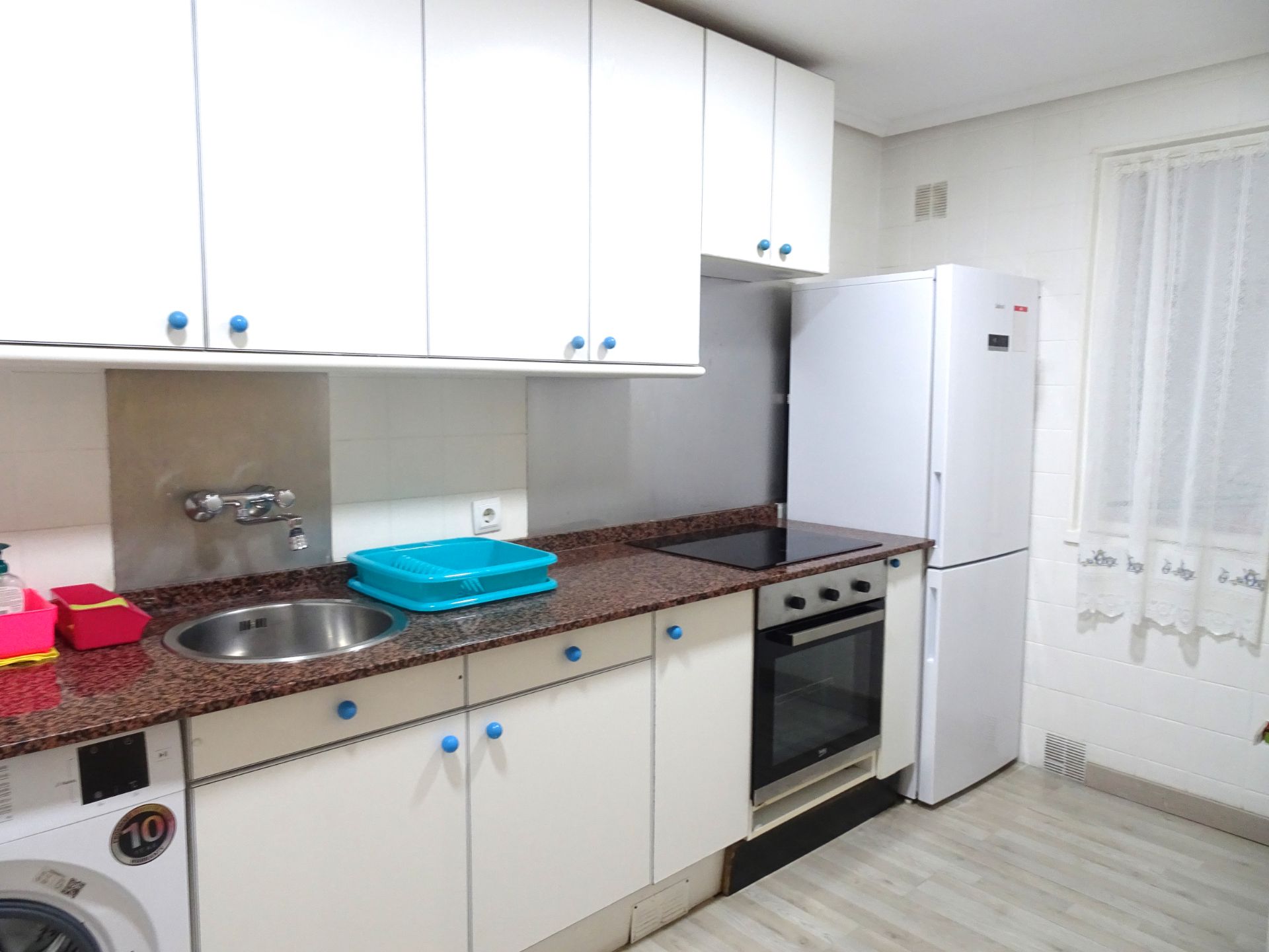 Cuina de Pis de lloguer en Gijón  amb Calefacció, Parquet i Moblat