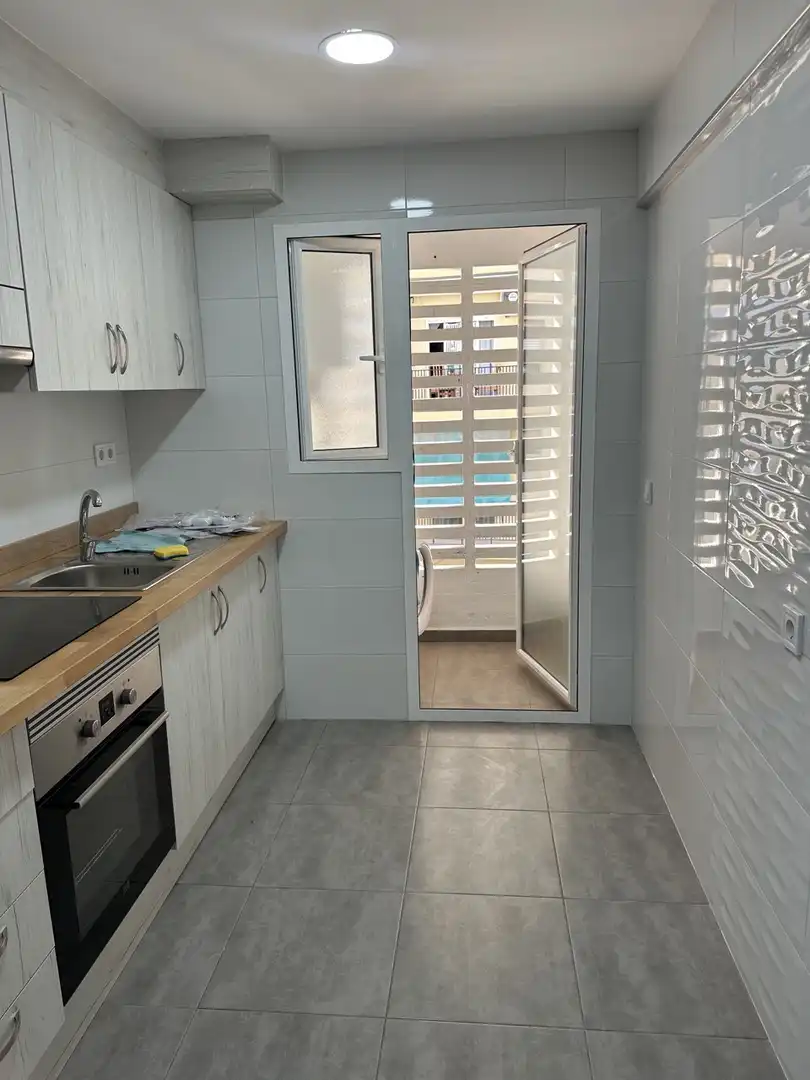 Kitchen of Flat for rent in Mislata  with Air Conditioner, Oven and Washing machine