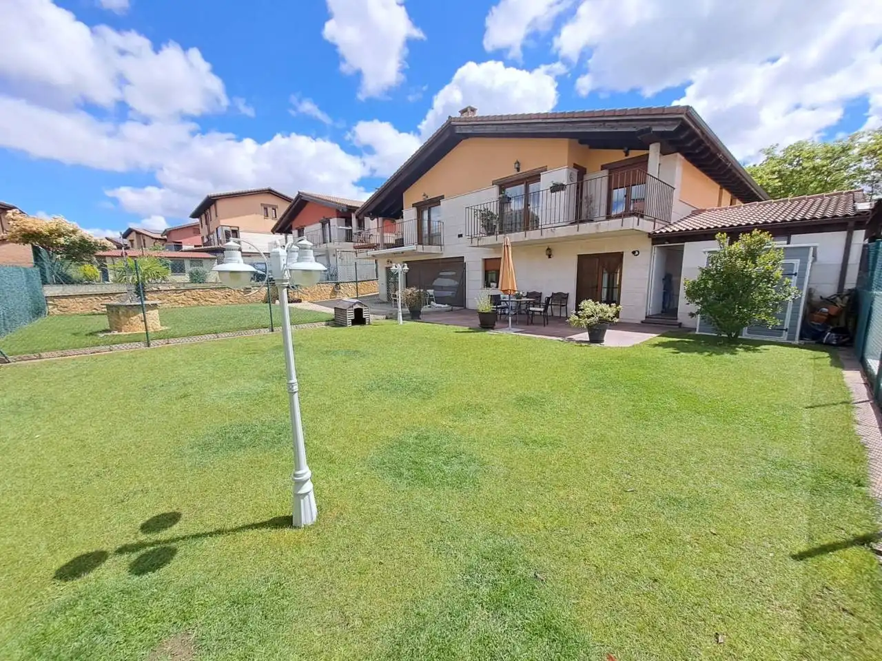 Vista exterior de Casa adosada en venda en Villagonzalo Pedernales amb Calefacció, Jardí privat i Terrassa