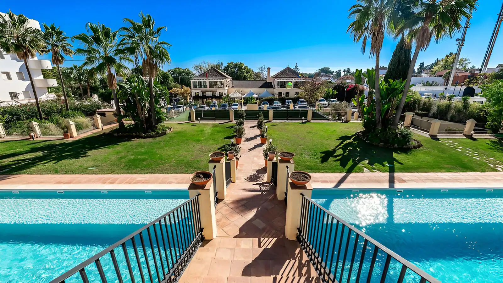 Vista exterior de Casa adosada en venda en Marbella amb Aire condicionat, Calefacció i Jardí privat