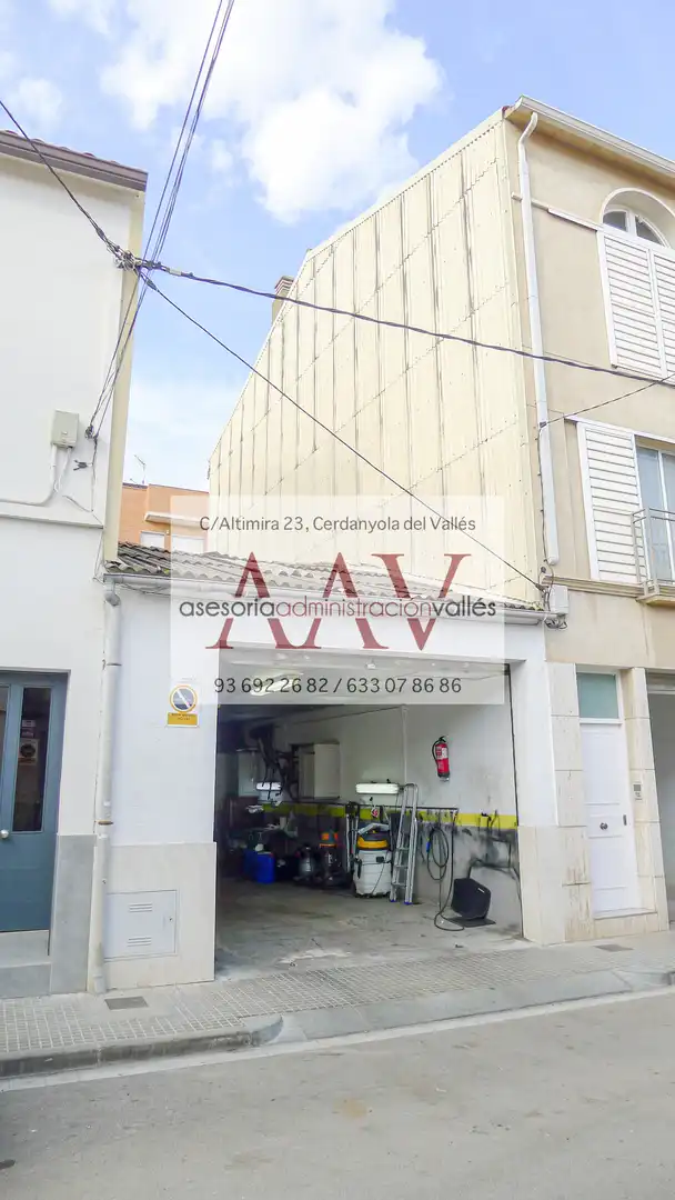 Vista exterior de Local en venta en Cerdanyola del Vallès